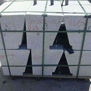 鸡西 芝麻白异形坐凳，石凳