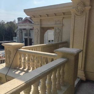 鸡西 黄金麻别墅外墙干挂雕花配合阳台栏杆花瓶柱