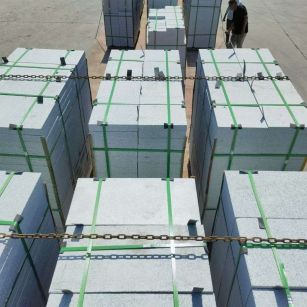 鸡西 芝麻白花岗岩5公分地铺石 花岗岩厂家工厂装车日常