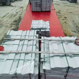 鸡西 芝麻白仿形加直形路沿石出货日常