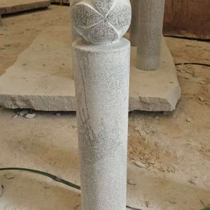 鸡西 芝麻白花岗岩石材挡车石柱、停车柱、圆柱挡车柱、方柱挡车柱等