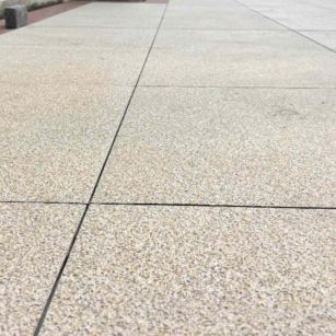 鸡西 黄金麻花岗岩石板材荔枝面地面铺装效果