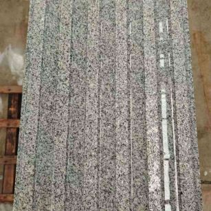 鸡西 芝麻白花岗岩荔枝面雕刻盲道，盲条