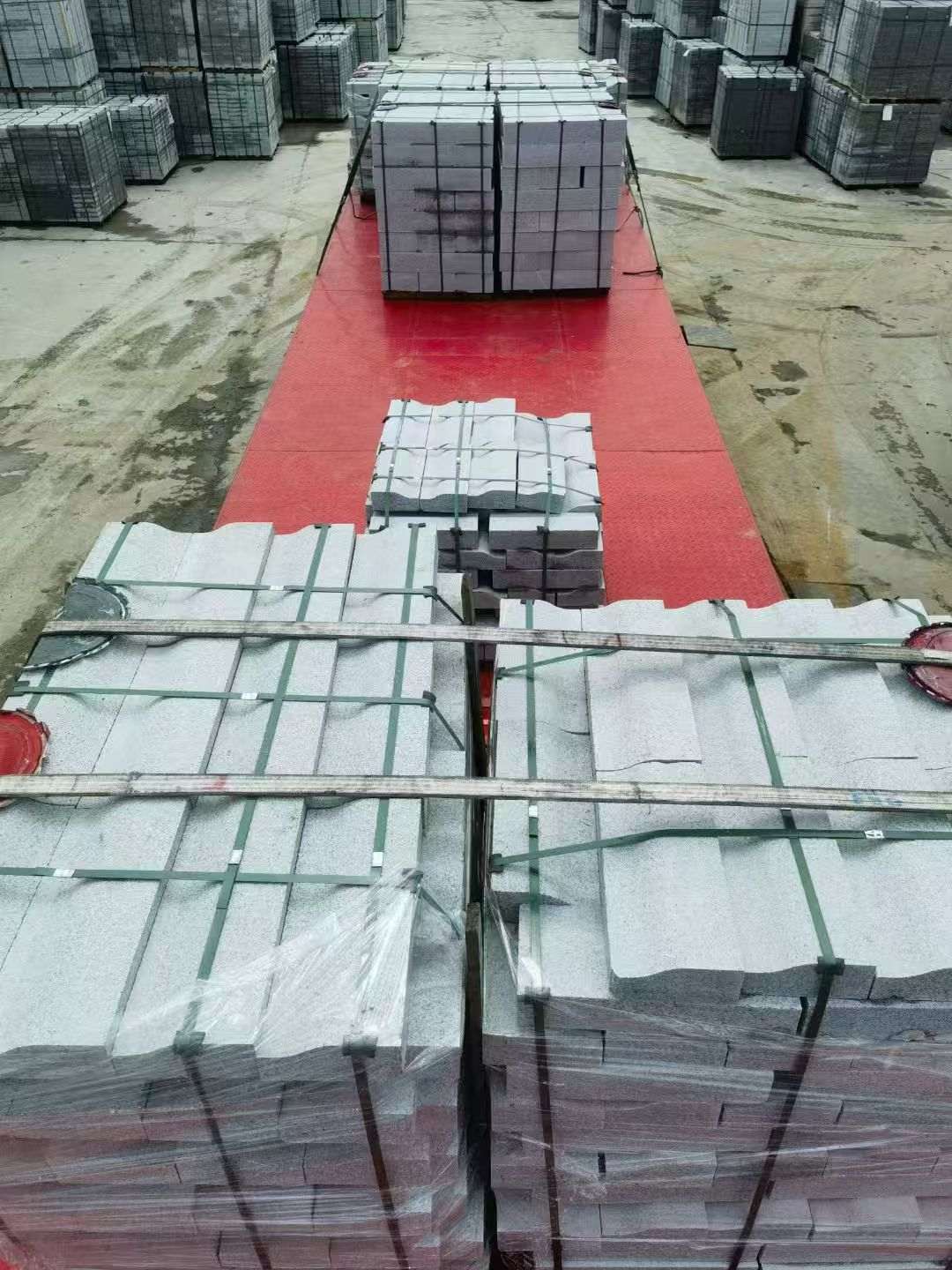 鸡西 芝麻白仿形加直形路沿石出货日常