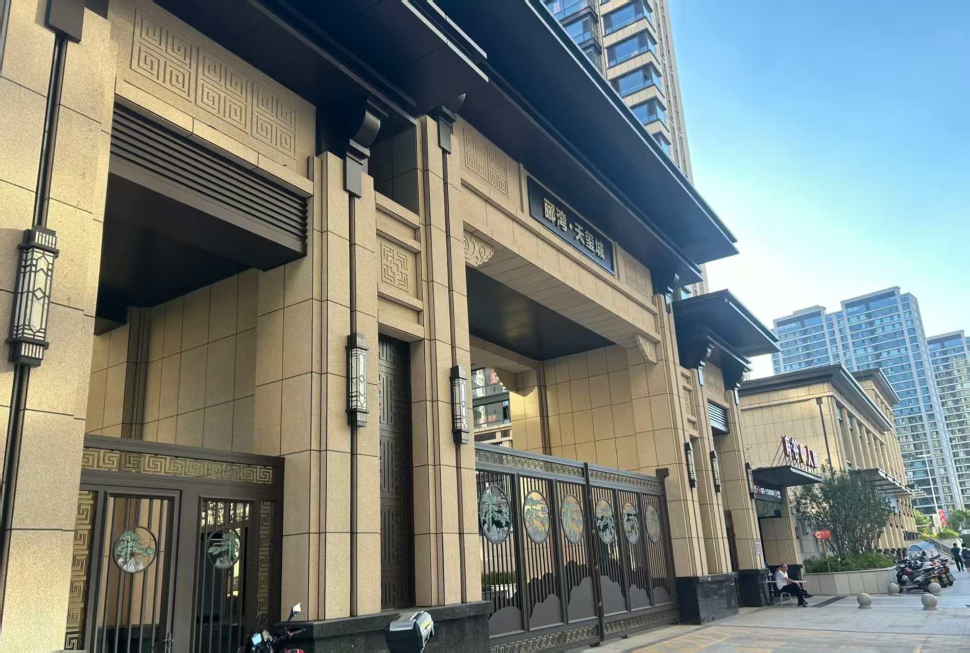 鸡西 黄金麻花岗岩荔枝面小区门楼外墙干挂