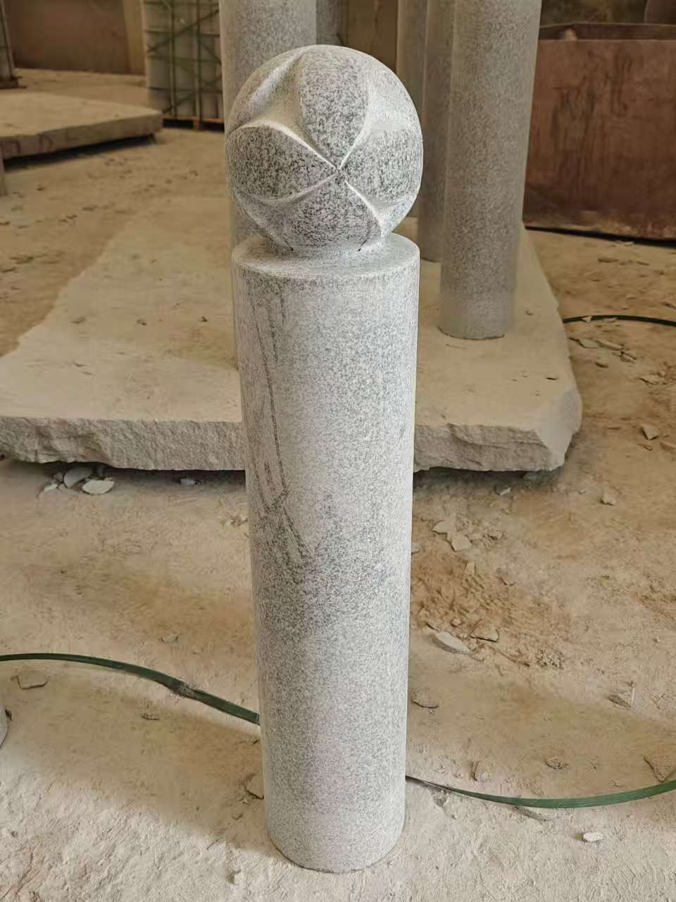 鸡西 芝麻白花岗岩石材挡车石柱、停车柱、圆柱挡车柱、方柱挡车柱等