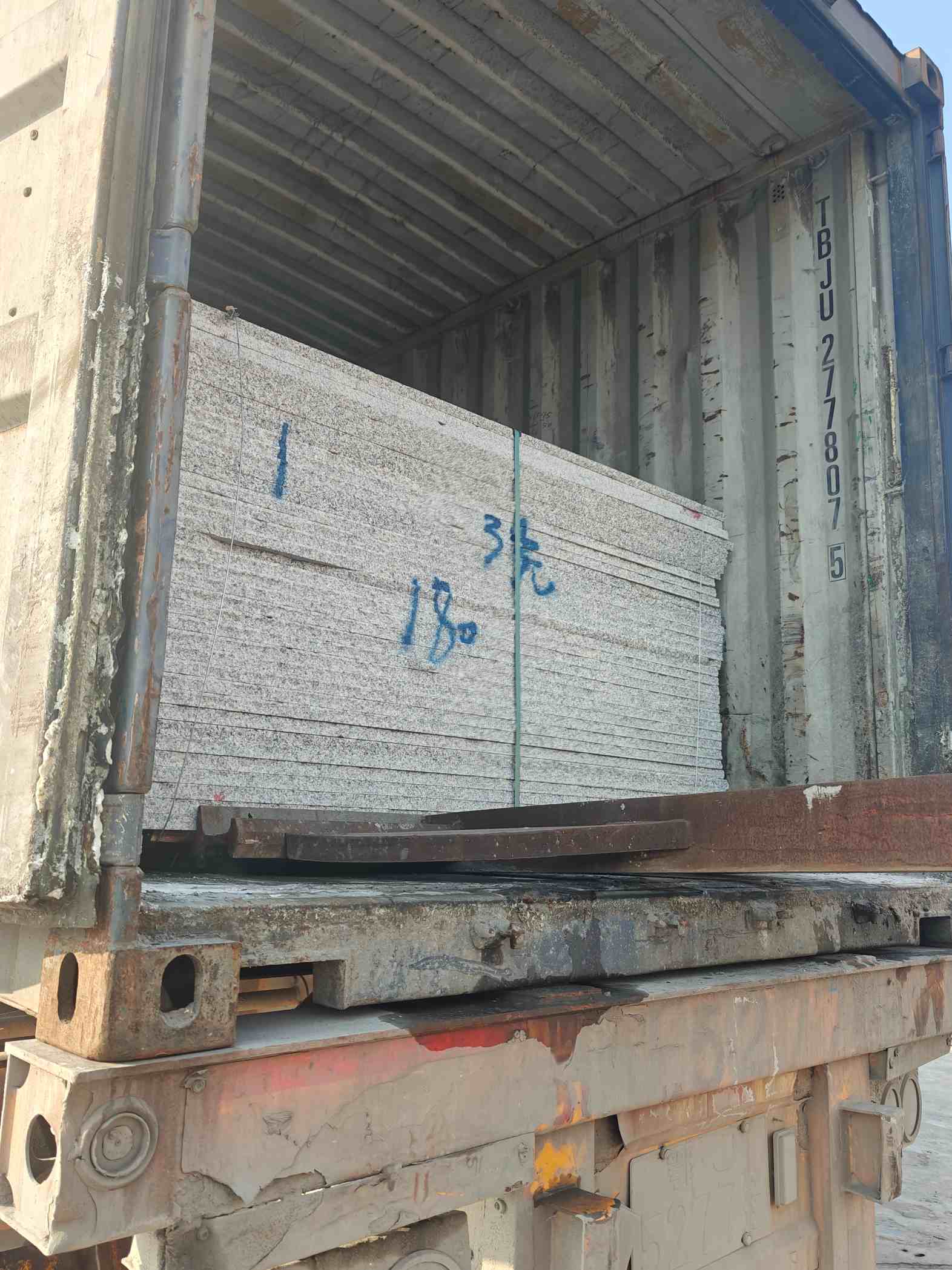 鸡西 芝麻白花岗岩石材3.0公分光面毛板装柜出货