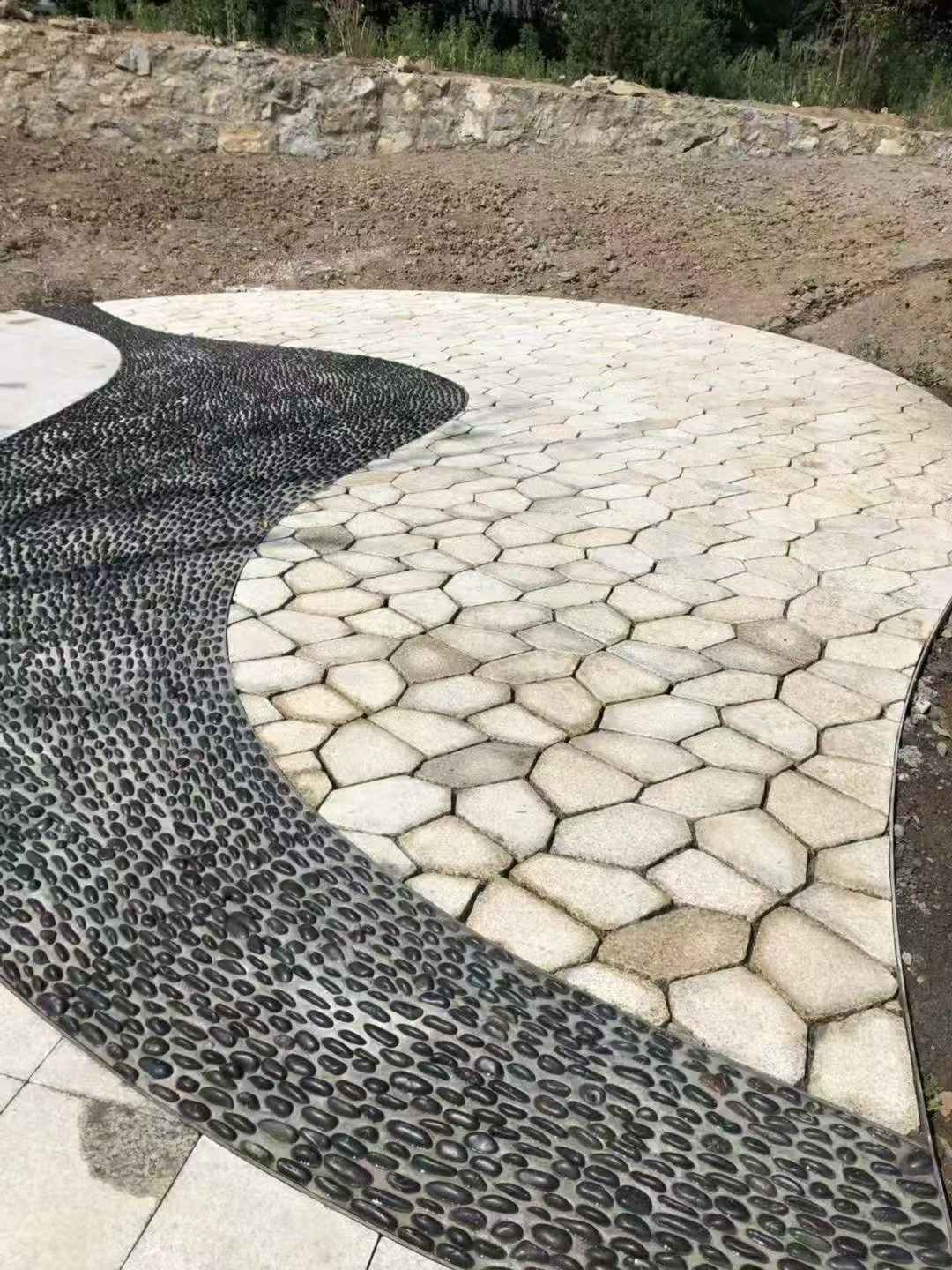 鸡西 黄金麻冰裂纹地铺石工地铺装案例