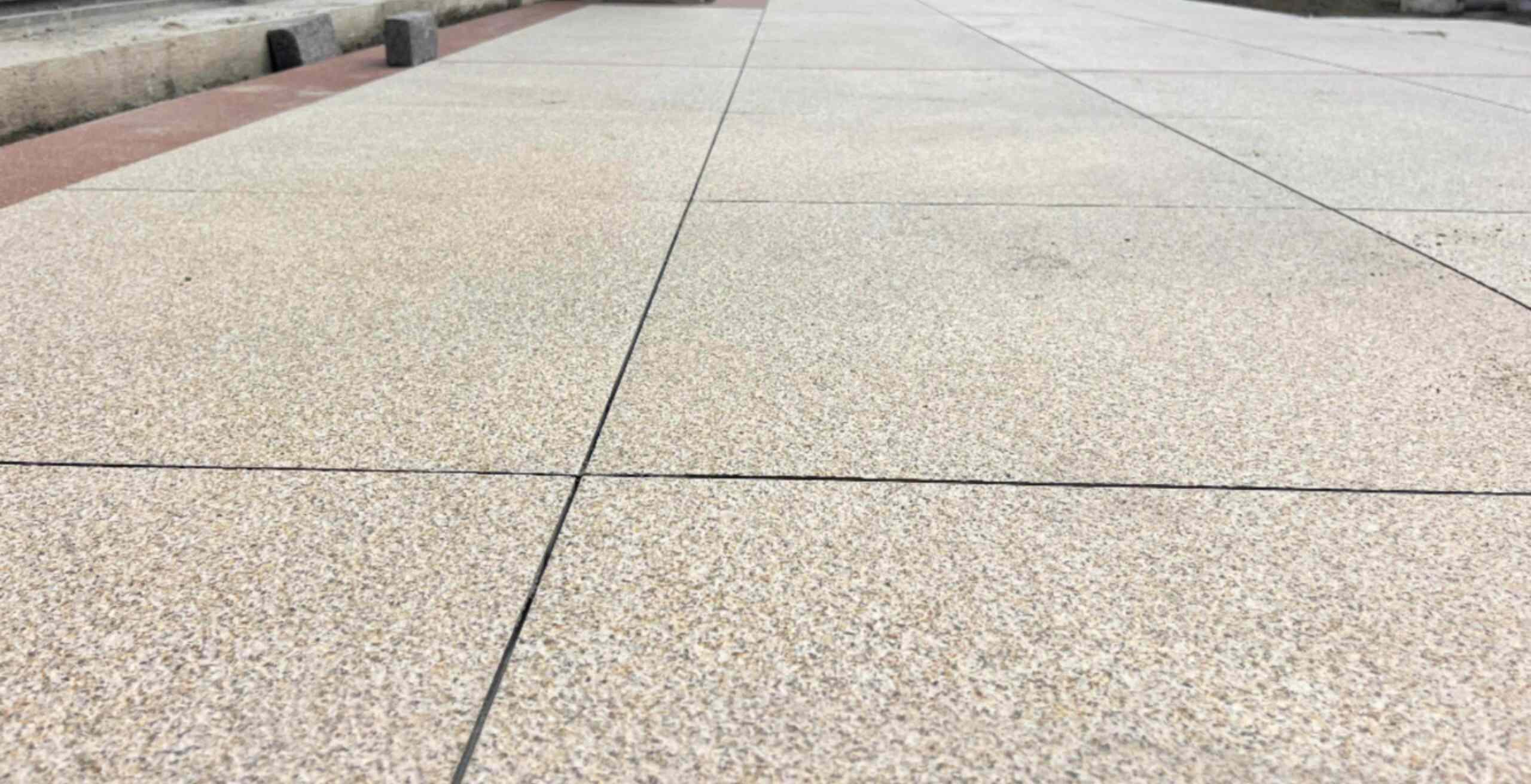 鸡西 黄金麻花岗岩石板材荔枝面地面铺装效果