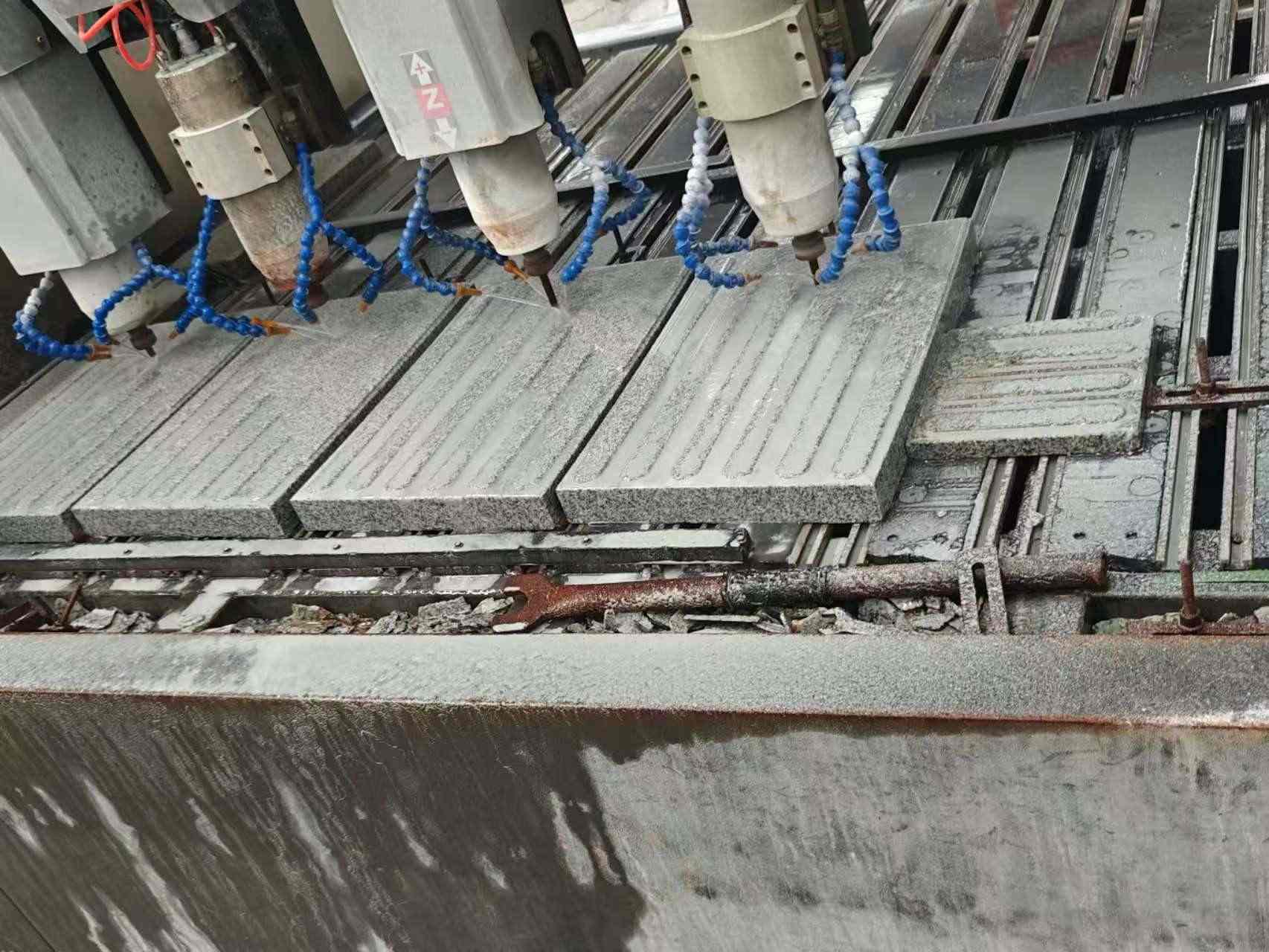 鸡西 芝麻白花岗岩荔枝面盲道雕刻