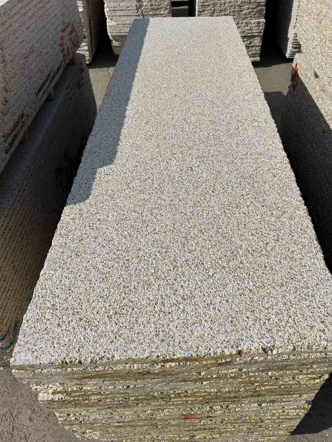 鸡西 黄金麻花岗岩荔枝面毛板，半成品