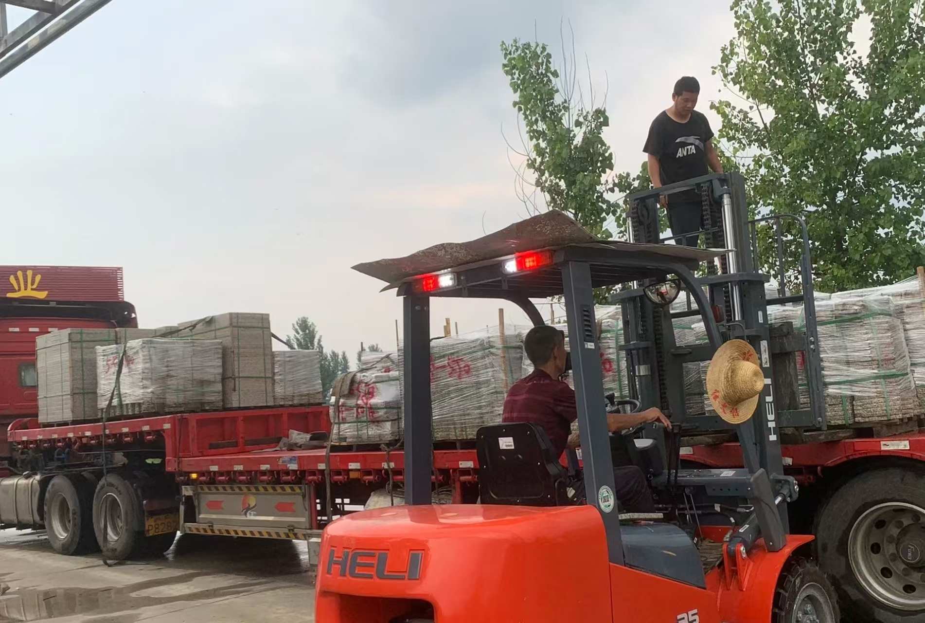 鸡西 黄金麻冰裂纹，地铺石装车