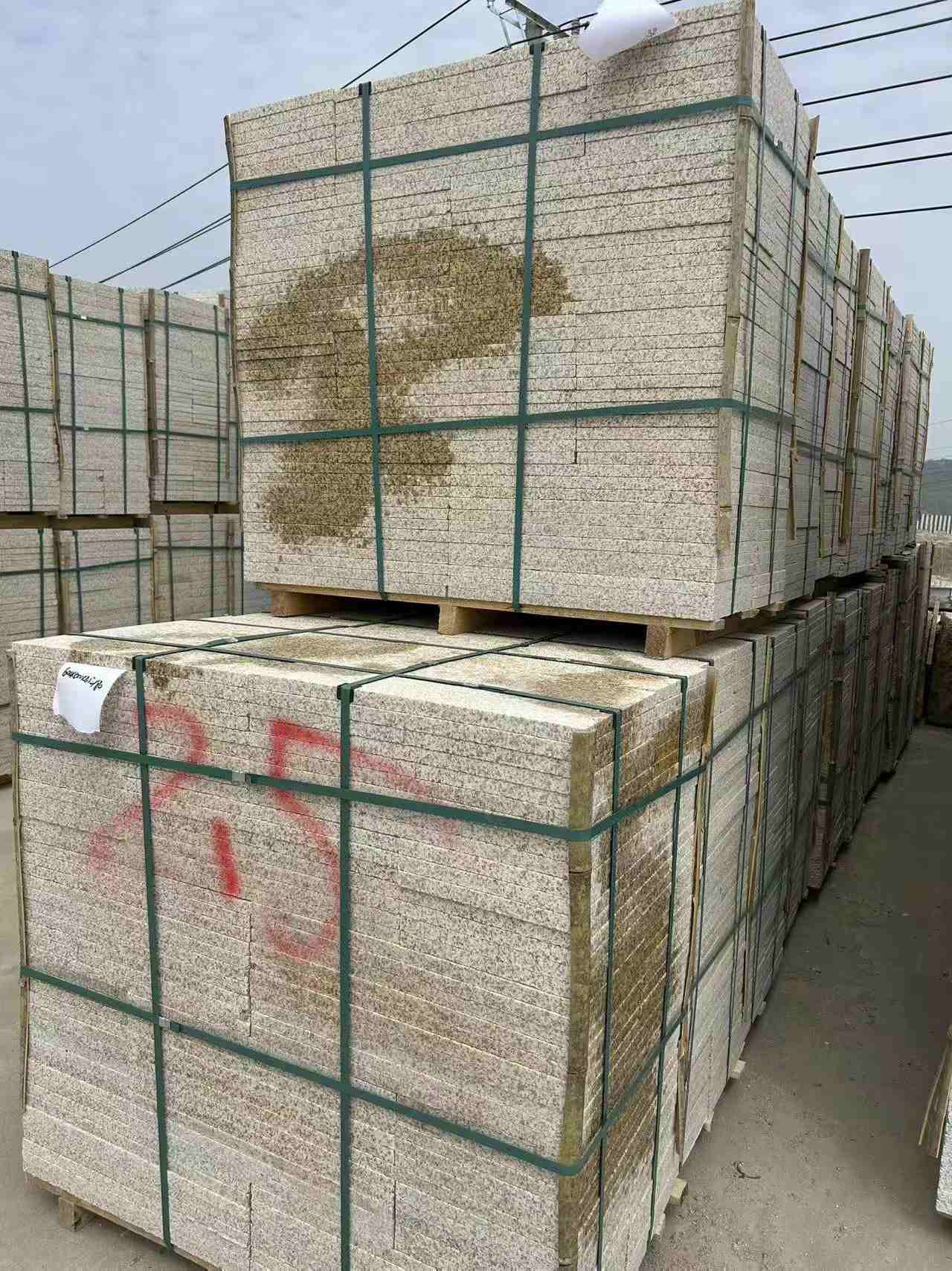 鸡西 黄金麻花岗岩石材荔枝面地铺石2.5*300*600