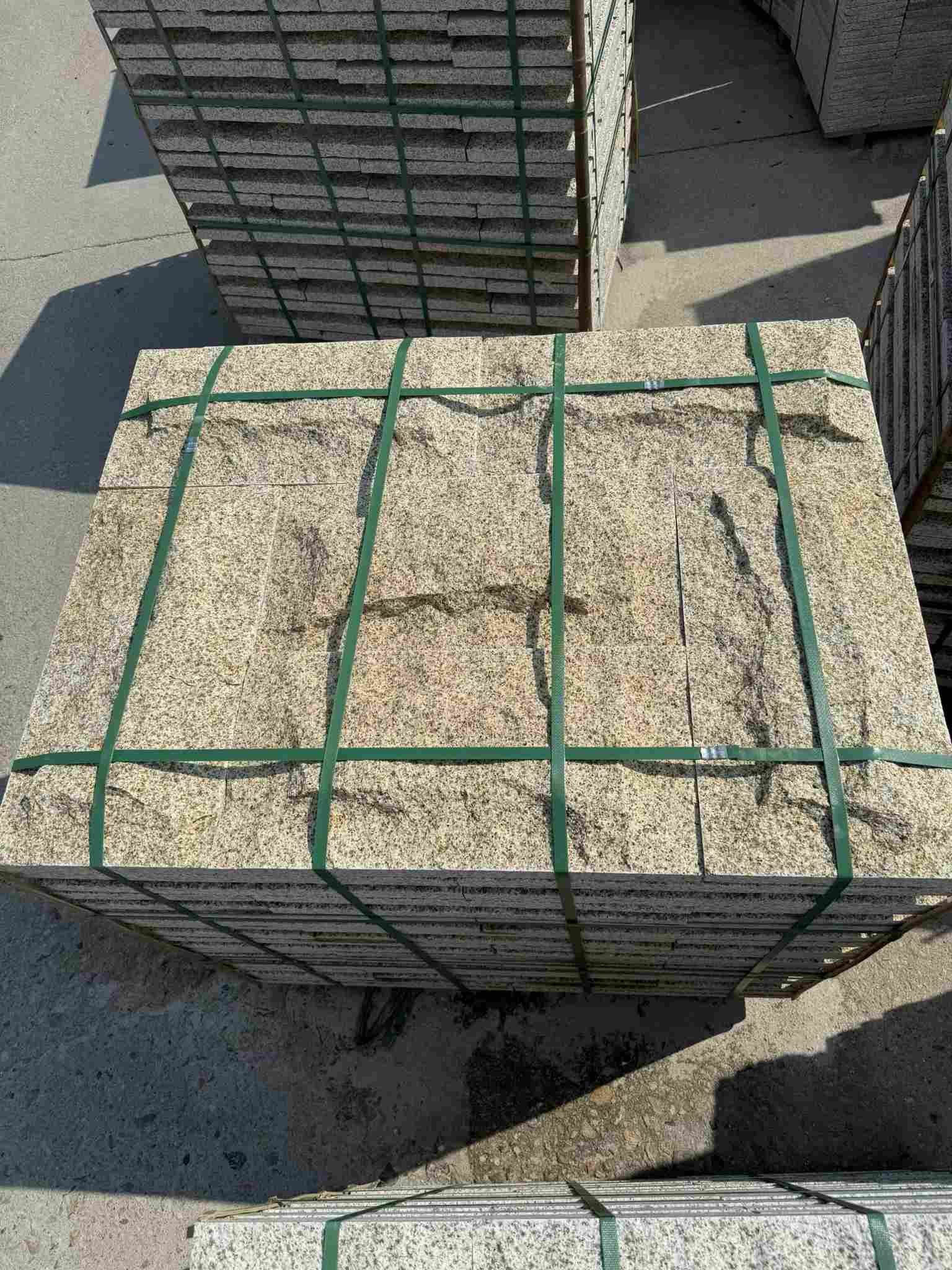 鸡西 黄金麻花岗岩石材自然面蘑菇石成品