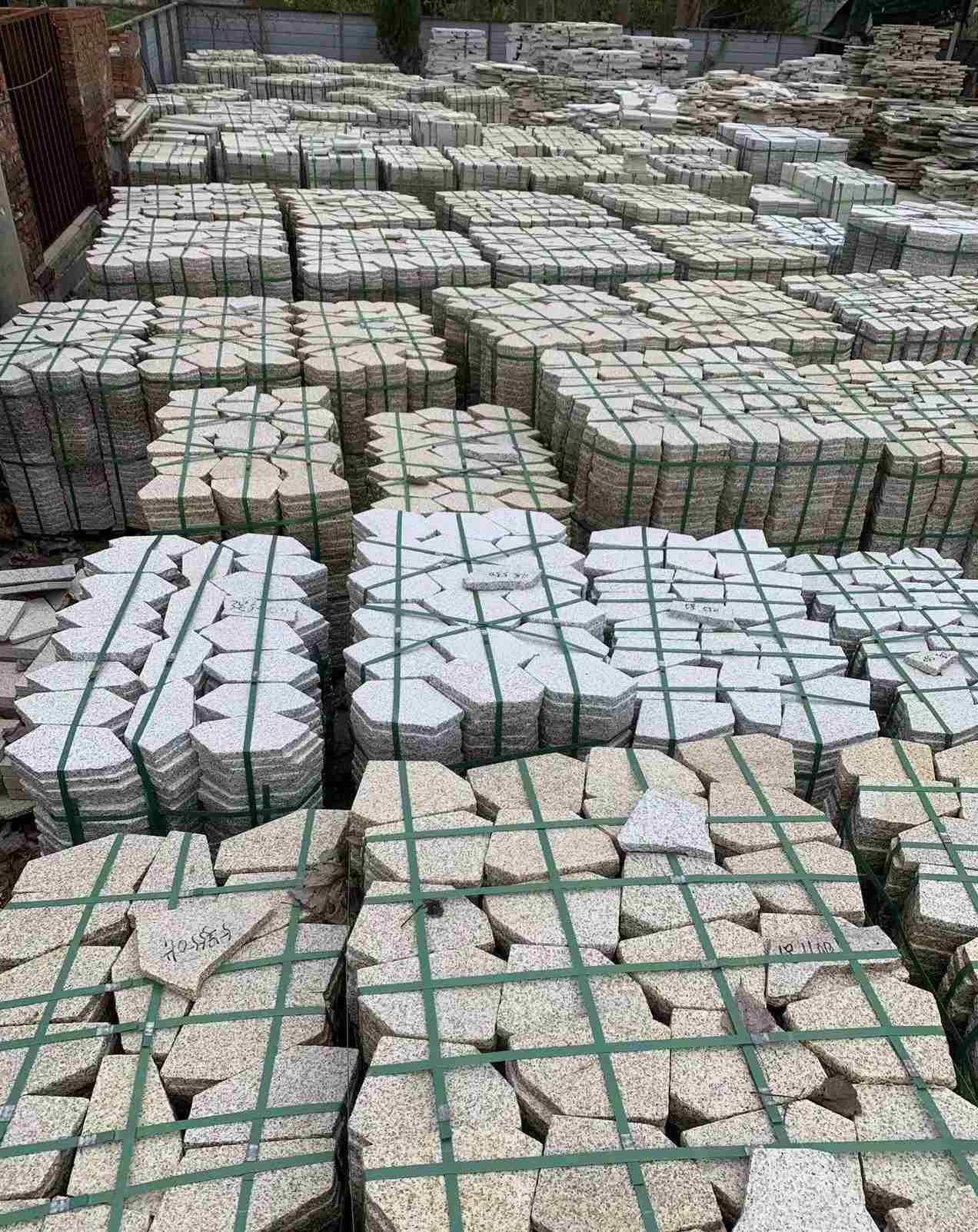 鸡西 黄金麻白麻花岗岩荔枝面地铺石(冰裂纹)