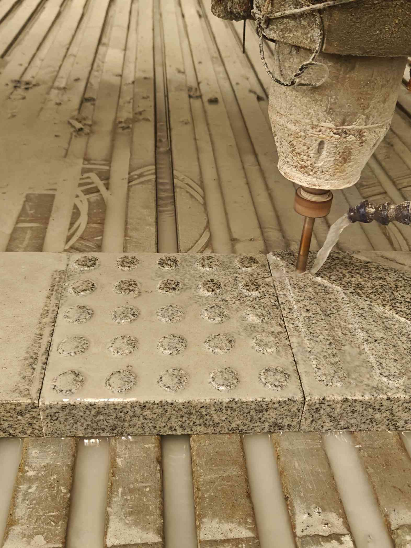 鸡西 芝麻白花岗岩石材盲人石、盲道石、盲点石