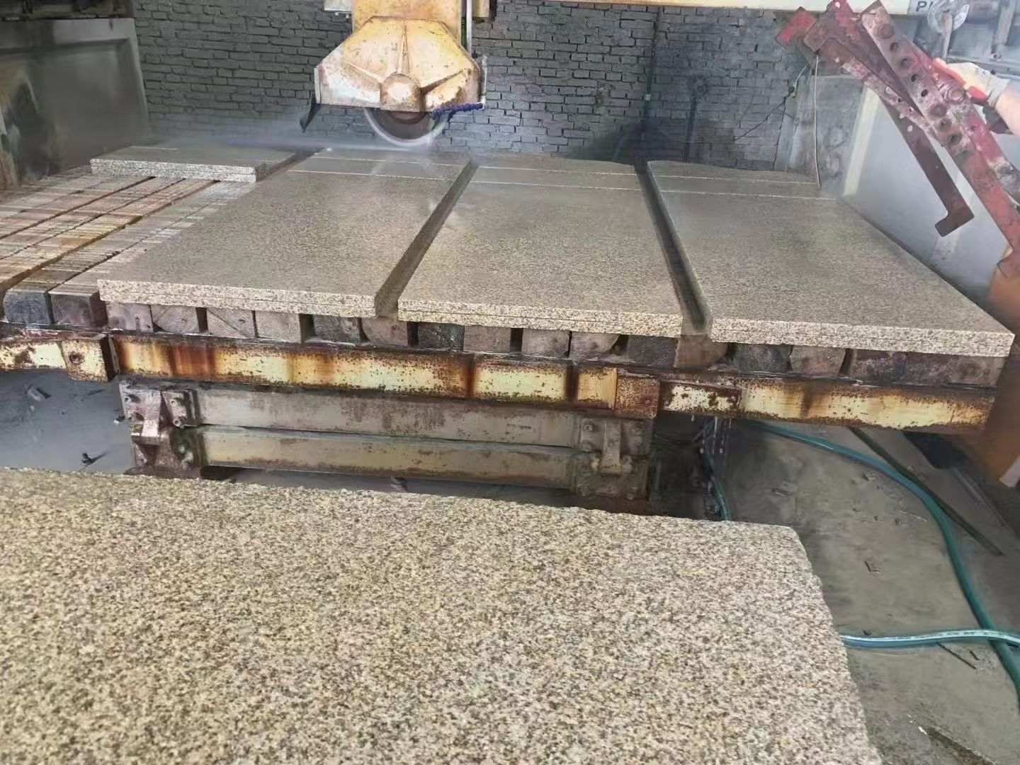 鸡西 黄金麻荔枝面成品板加工