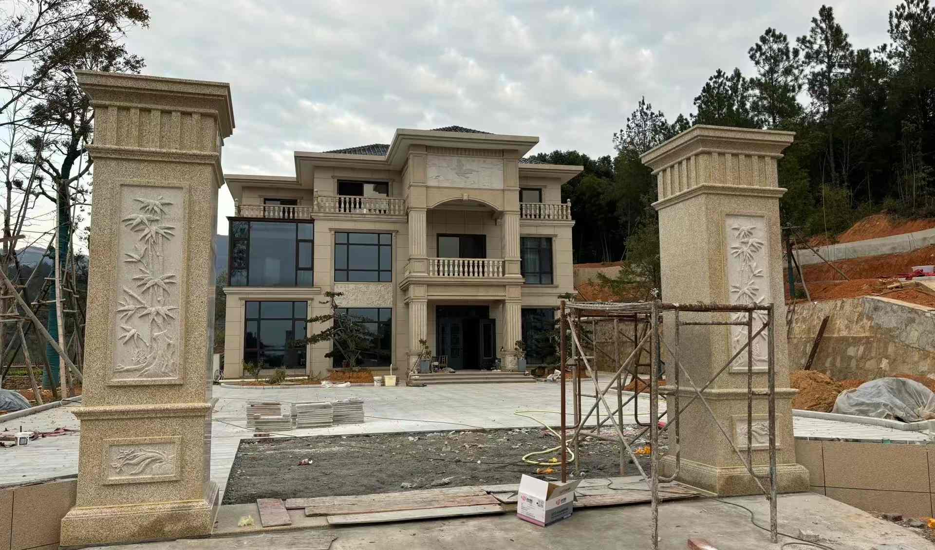 鸡西 黄金麻花岗岩别墅雕花外墙干挂配上门口雕花罗马柱