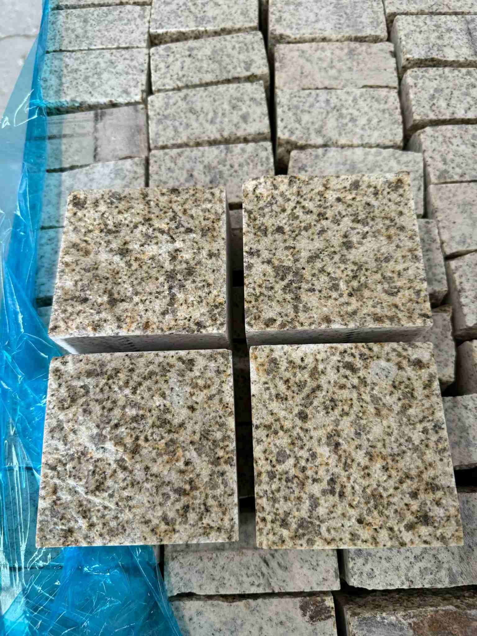 鸡西 黄金麻花岗岩自然面小方块，弹石，马蹄石等