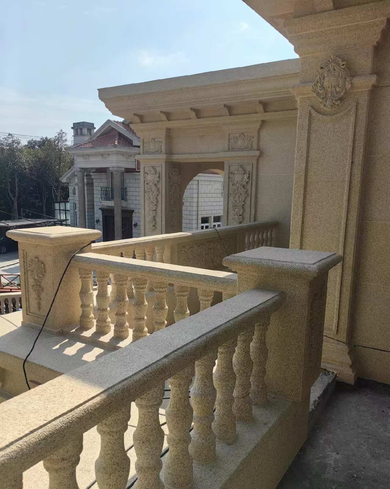 鸡西 黄金麻别墅外墙干挂雕花配合阳台栏杆花瓶柱