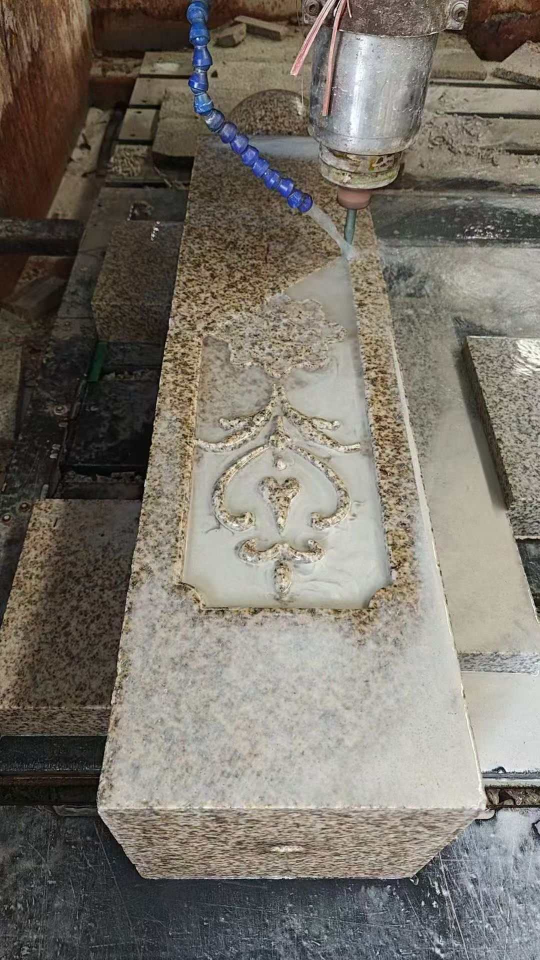 鸡西 黄金麻花岗岩异形加工雕刻栏杆大柱