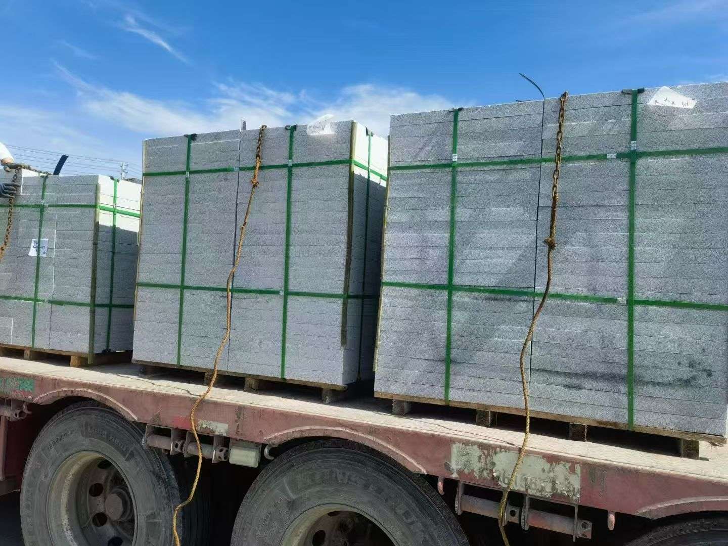 鸡西 芝麻白花岗岩地铺石装车日常