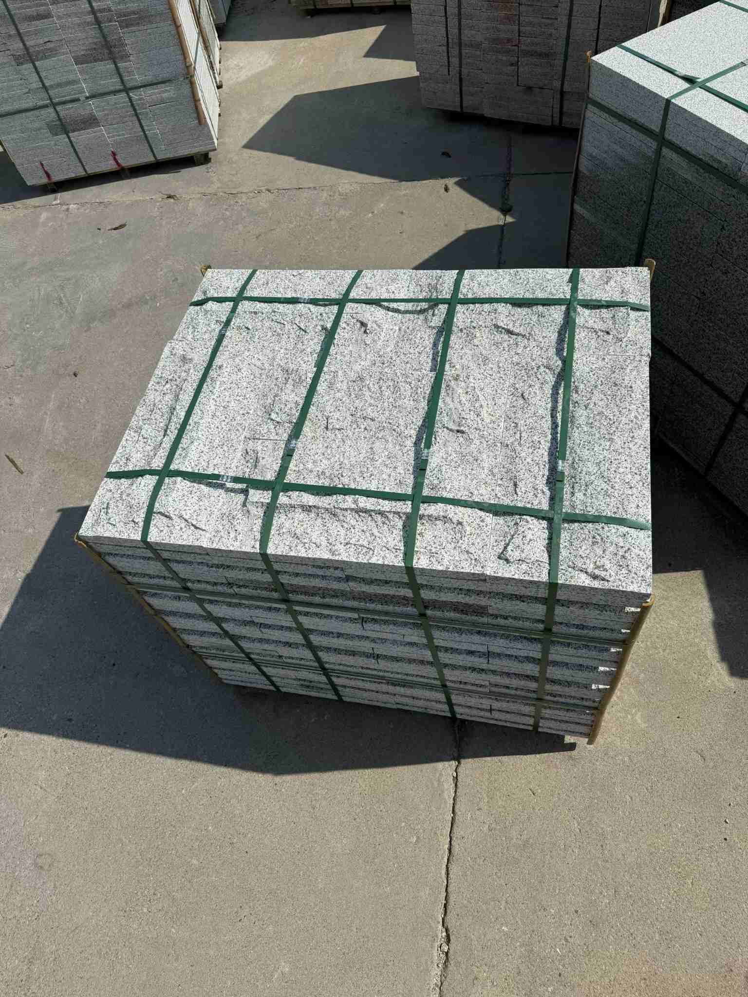 鸡西 白麻花岗岩石材自然面蘑菇石成品