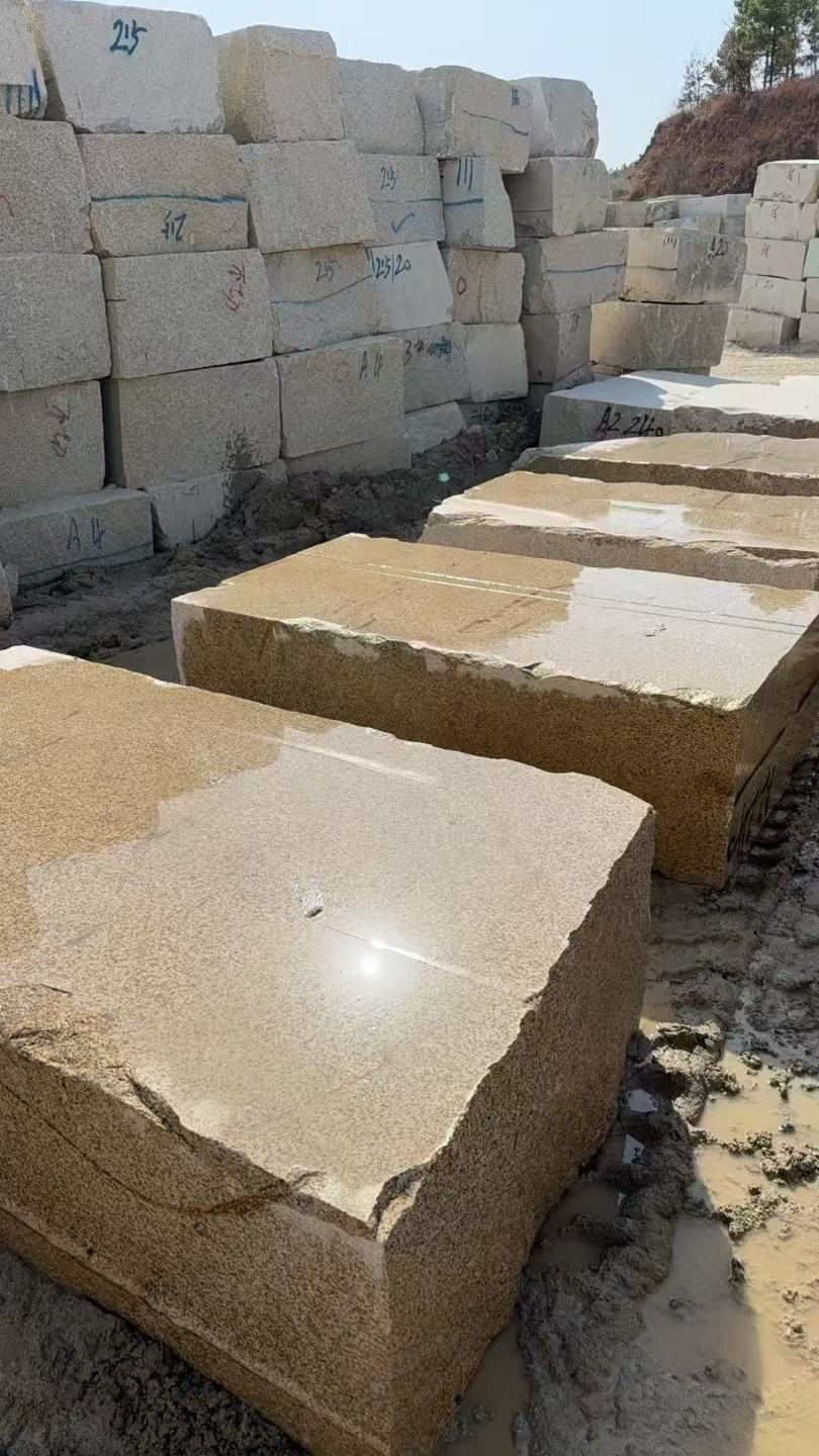 鸡西 黄金麻方料堆场洗料分选中，原材料充足