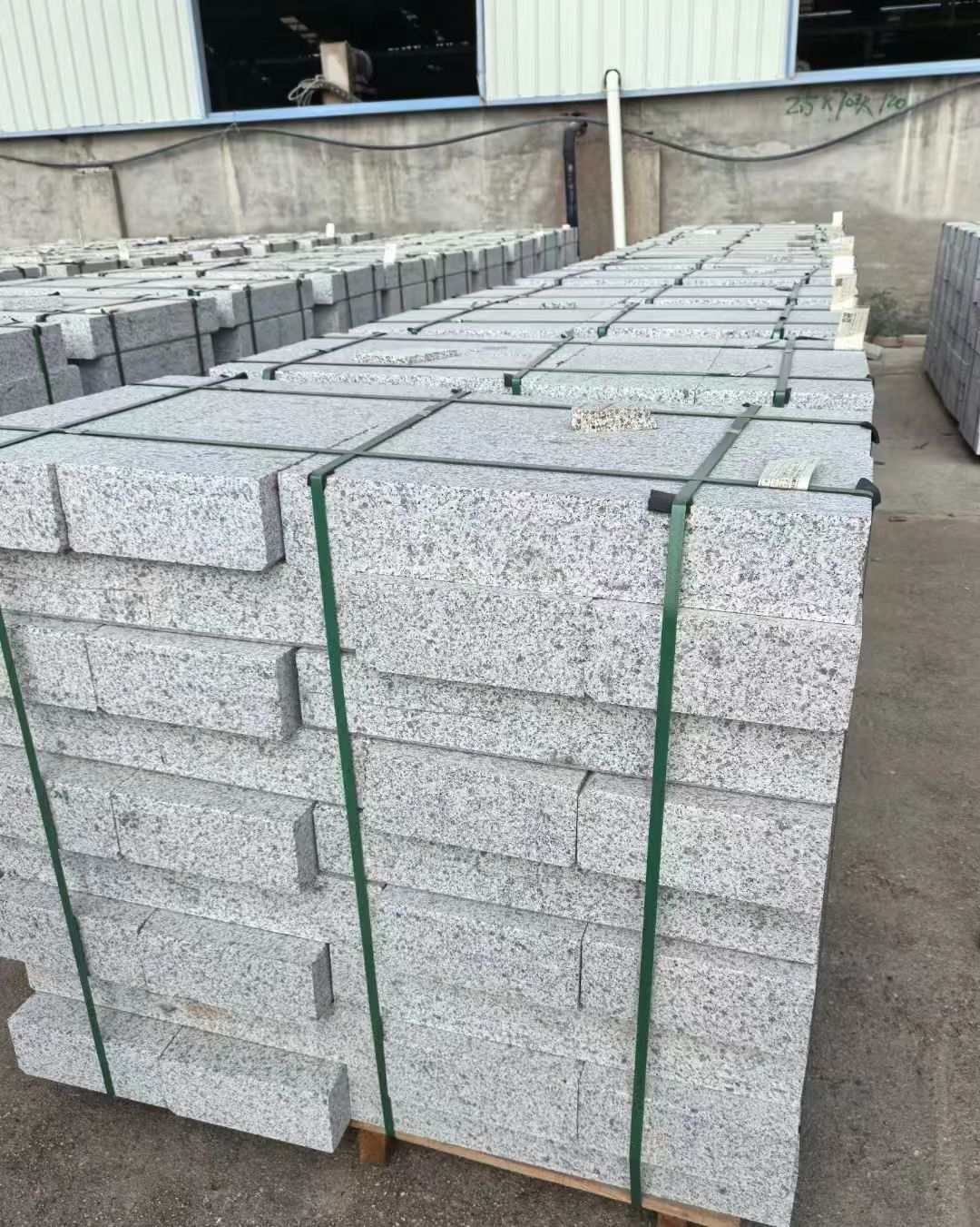 鸡西 白麻花岗岩路沿石，弧形路沿石，道牙石，马路牙子，界石，路缘石，平沿石，直岩石，平缘石等