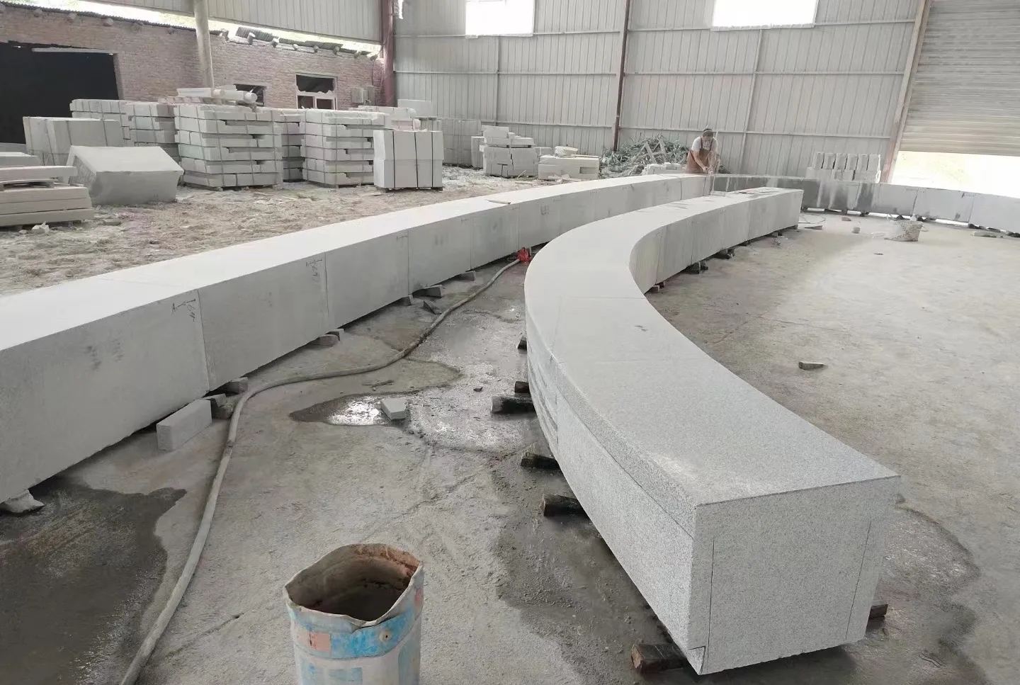 鸡西芝麻白花岗岩石板材 园林光面弧形坐凳