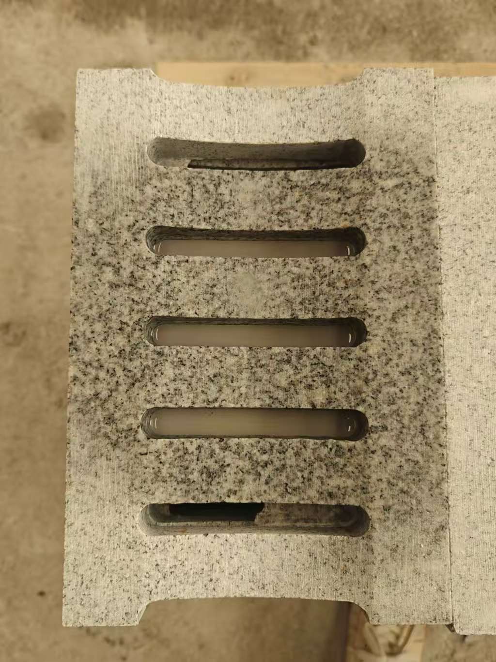 鸡西 芝麻白拉丝面花岗岩U型开槽排水槽