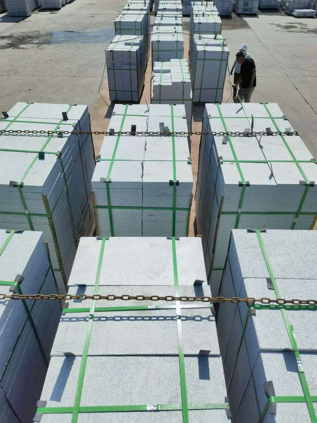 鸡西 芝麻白花岗岩5公分地铺石 花岗岩厂家工厂装车日常